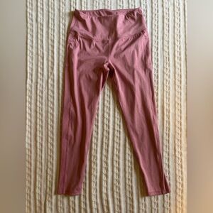 Athletic leggings with pockets